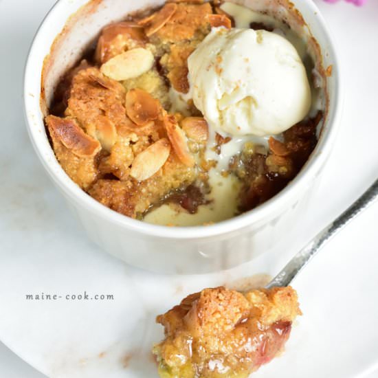 Rhubarb and almond crumble