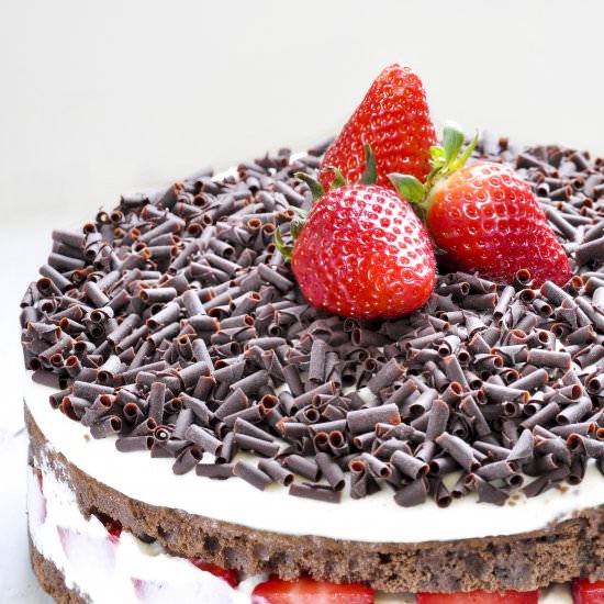 STRAWBERRY AND CHOCOLATE CAKE