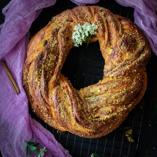 Cinnamon and nuts braided bread