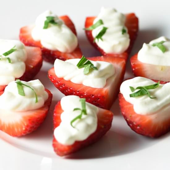 CHEESECAKE MOUSSE STRAWBERRIES