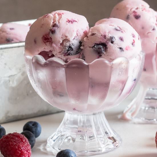 Homemade Fresh Berry Frozen Yogurt