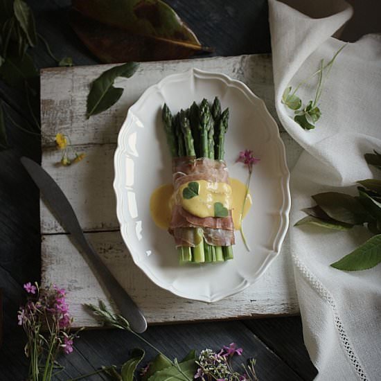 Asparagus with ham and egg sauce