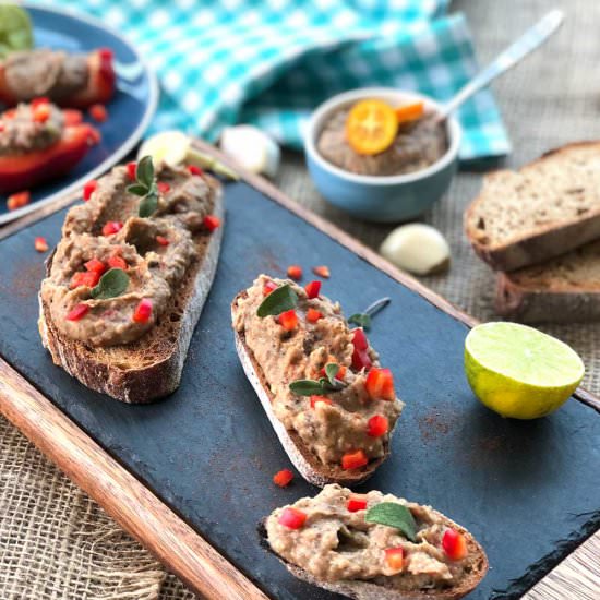 Garlicky Black eyed beans pâté
