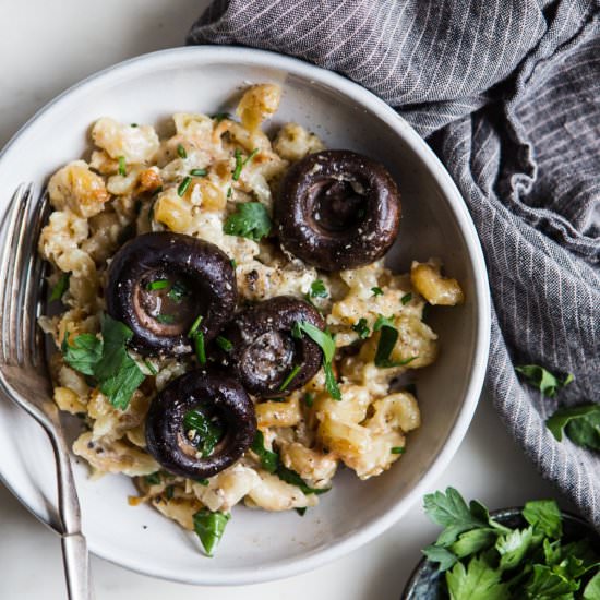 Slow Cooker Mushroom Mac and Cheese