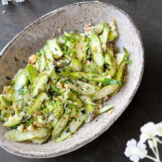 Raw asparagus salad