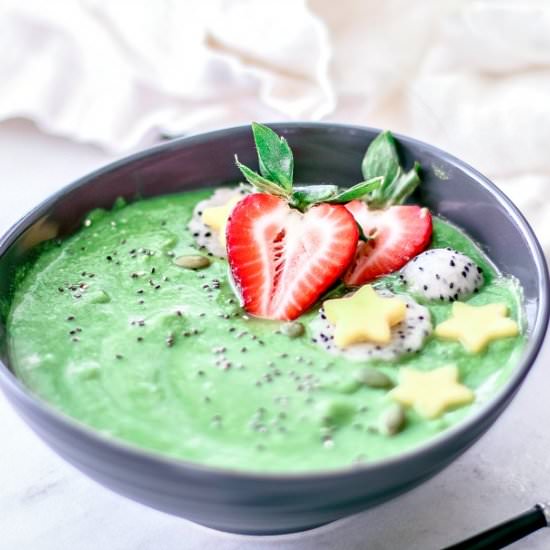 Healthy green smoothie bowl