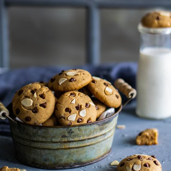 Chocolate chip and almonds cookies