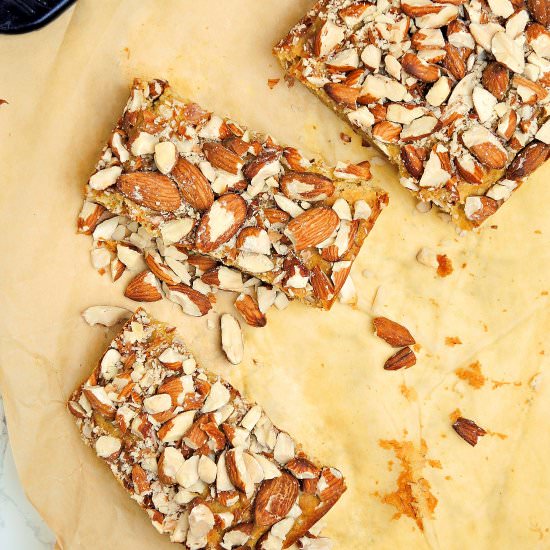 Corn cake with almonds