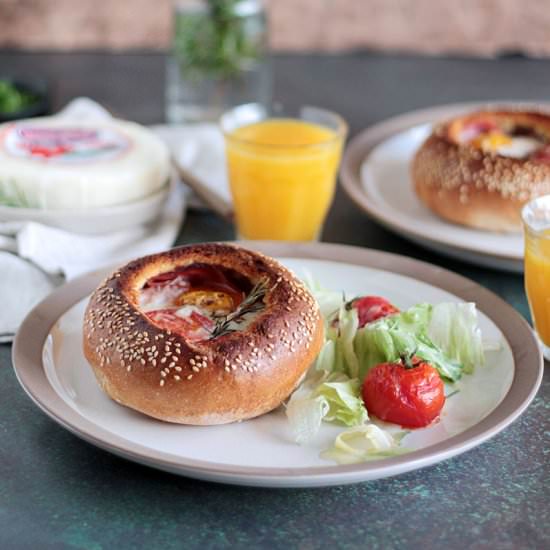 Bread rolls with mastelo and eggs