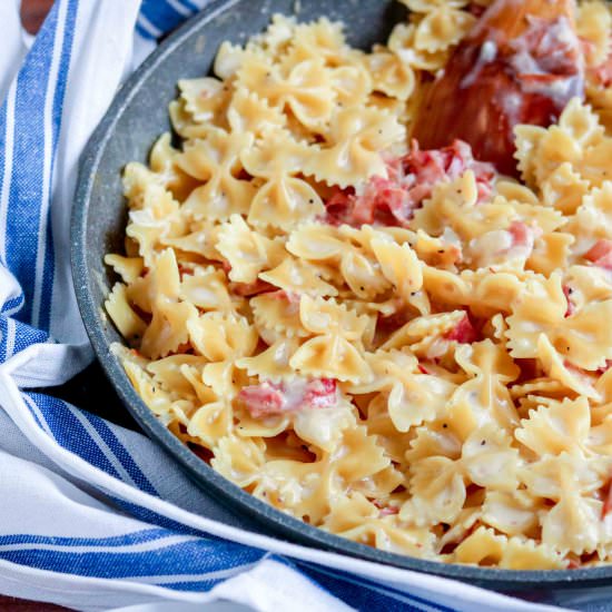 One Skillet Ham & Cheese Pasta