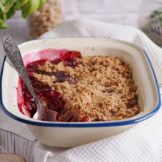 Rhubarb cherry crumble