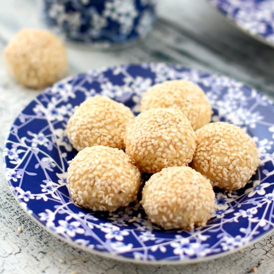 Blue cheese sesame biscuits