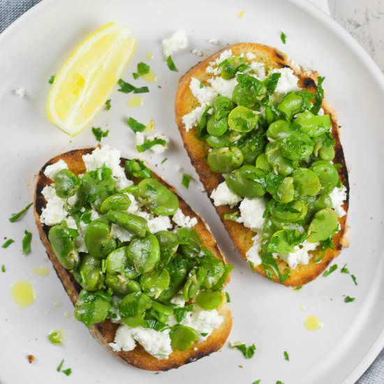 Garlic toast with broad beans