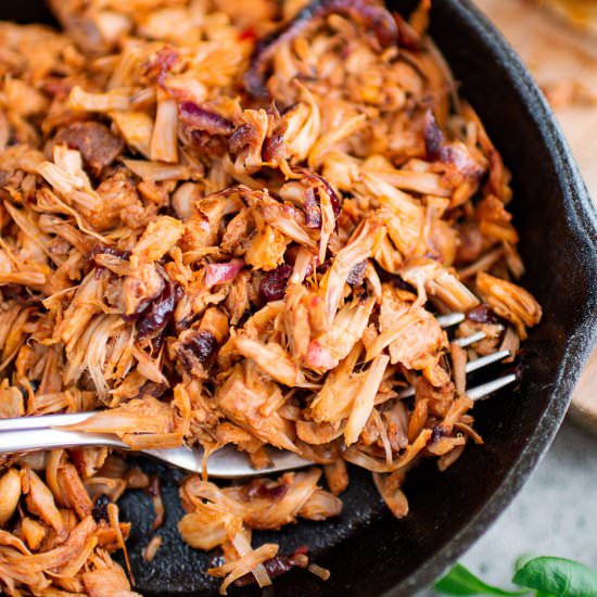 Vegan pulled jackfruit burger