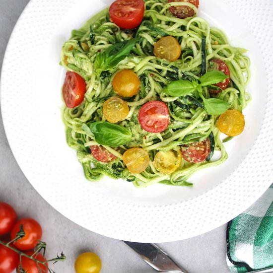 Raw courgette spaghetti with pesto