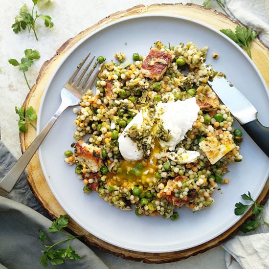 Couscous bowl with halloumi and egg