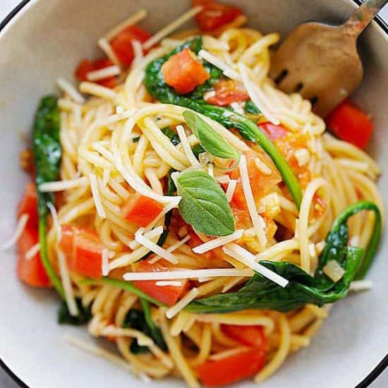 One-Pot Pasta w/ Spinach & Tomatoes