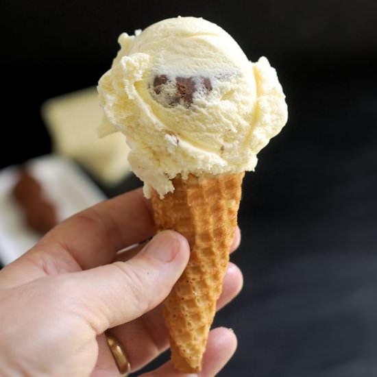 White Choc Ice Cream w/Choc Truffle