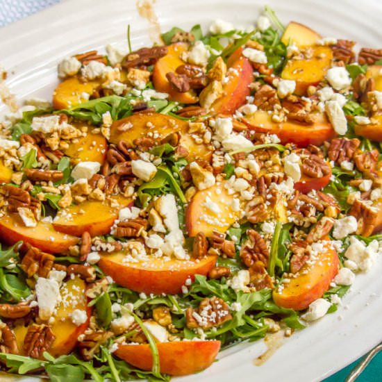 Arugula salad with peaches