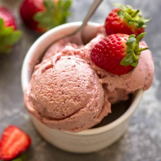 STRAWBERRY ICE CREAM (NO CHURN)