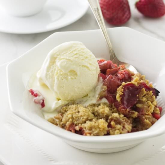 Strawberry rhubarb crisp