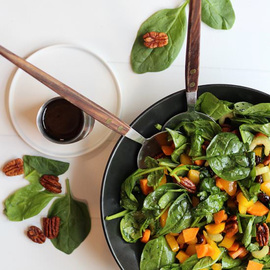 Easy spinach salad with pecans