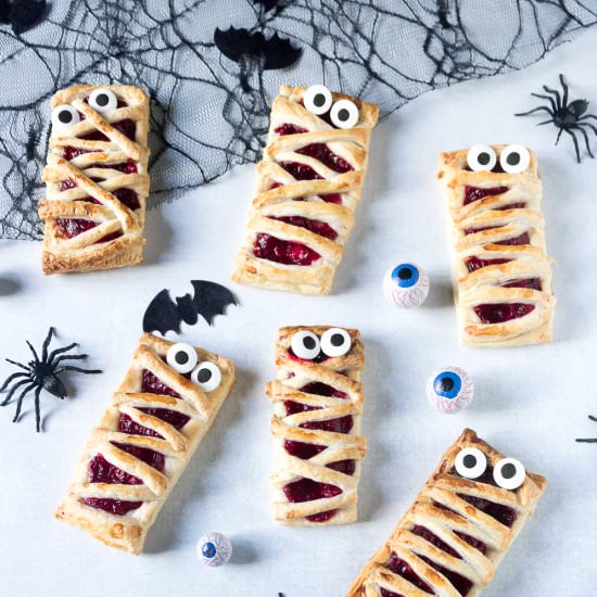Easy Halloween Mummy Pies