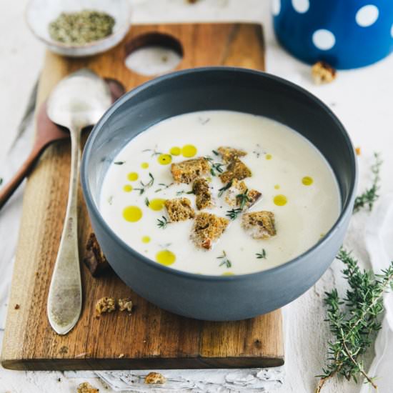 Garlic soup with Croutons
