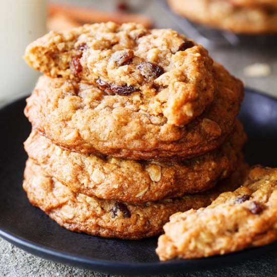 Chewy Oatmeal Raisin Cookies