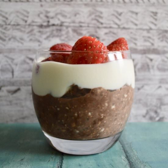 Chocolate & Berry Overnight Oats