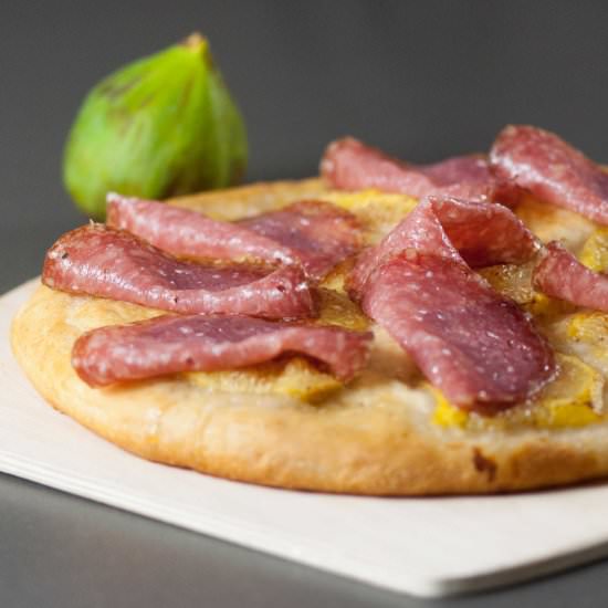 Pizza with figues and salami