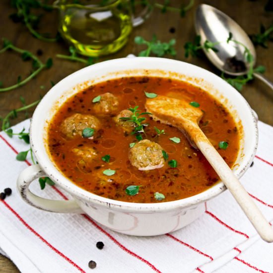 Fresh tomato soup with meatballs