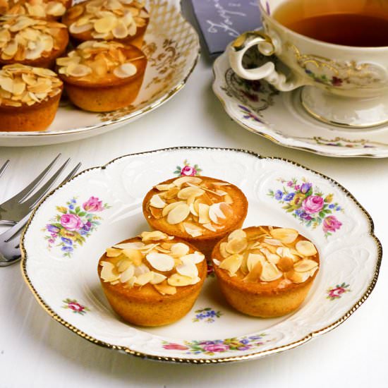 Almond and apricot financiers