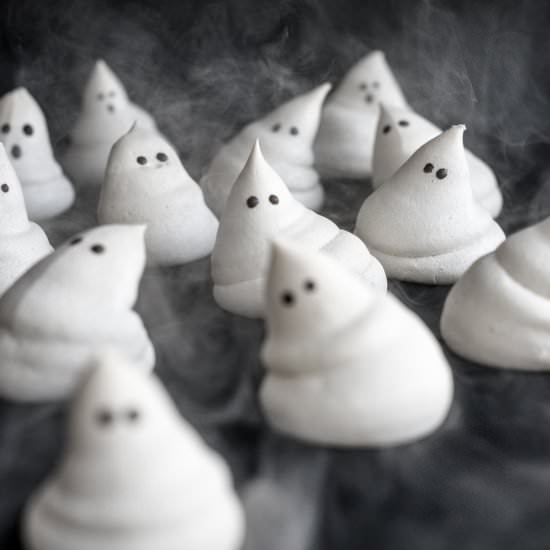 Eggless Halloween Meringue Ghosts