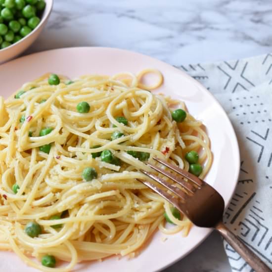 Spaghetti Aglio with Green Peas