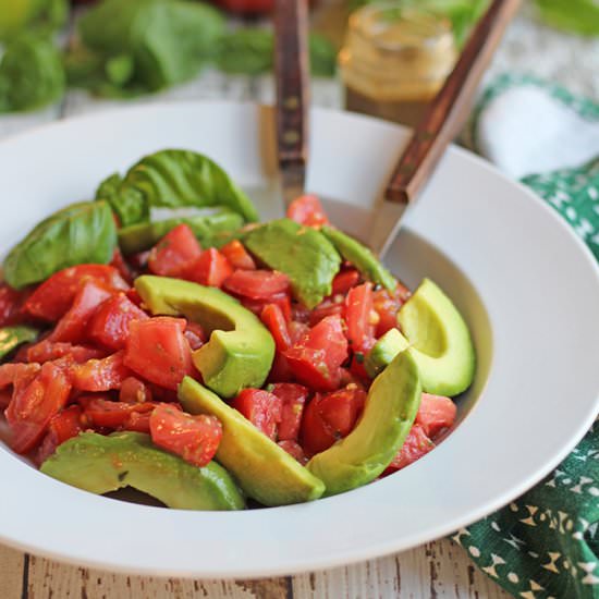 Avocado caprese salad