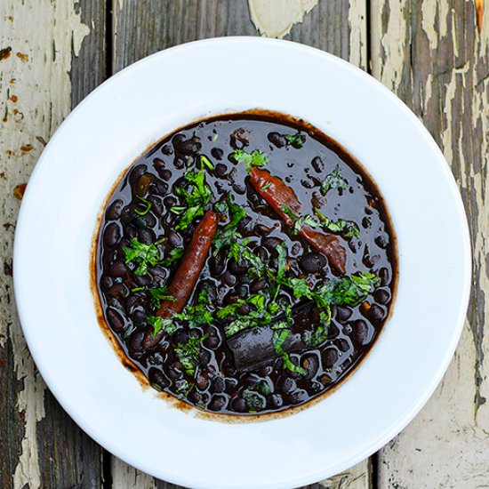 Black beans with cracked spices