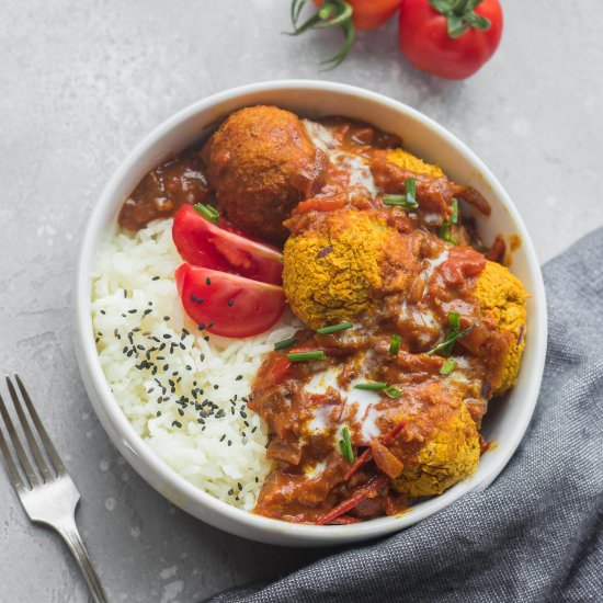 Lentil meatballs in curry sauce