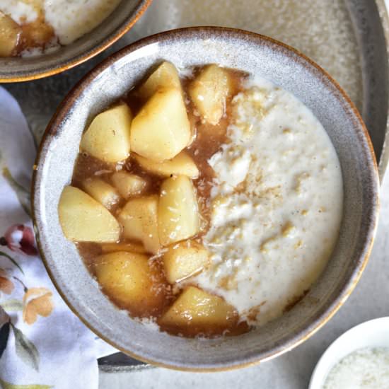 Creamy coconut oatmeal with pears