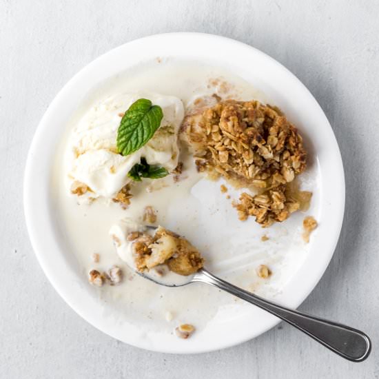 baked apples with oat streusel