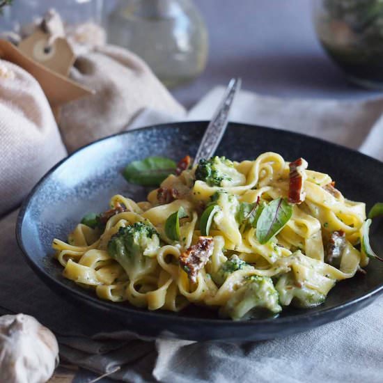 Broccoli and blue cheese sauce pasta