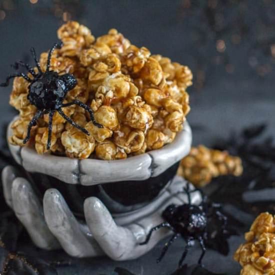 Gingerbread Caramel Crunch Popcorn