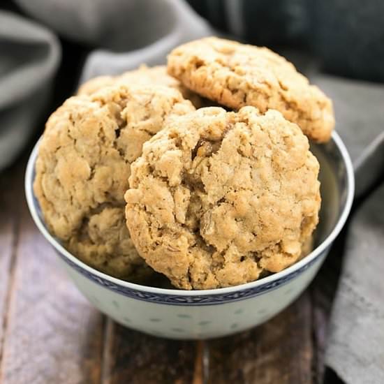 Classic Chewy Oatmeal Cookies