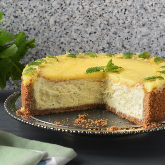 Lemon cheesecake with lemon curd