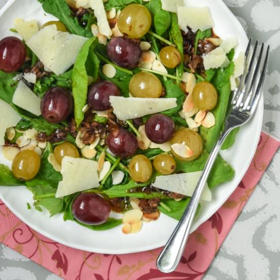 Salad with marinated grapes