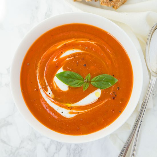 Easy tomato soup with basil