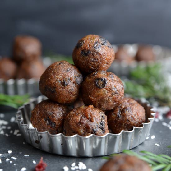 Raw Christmas Cake Bites