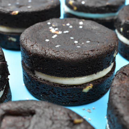 VEGAN FUDGE CREAM COOKIE SANDWICH