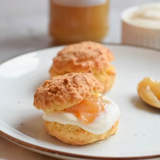 Gluten-free scones with lemon curd