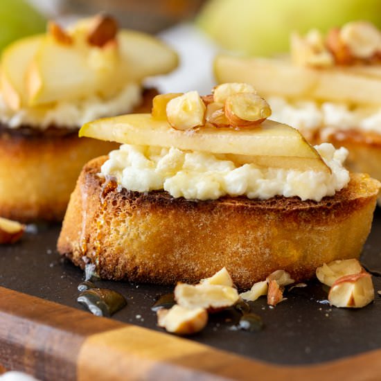 pear and goat cheese crostini